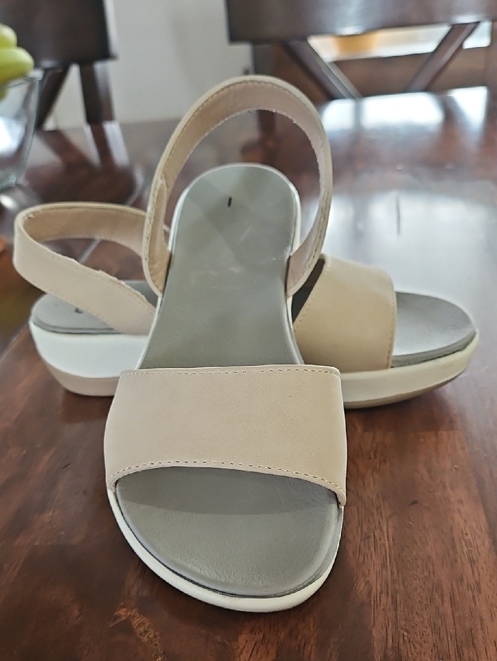 Sandals Size 7 Color Cream And White